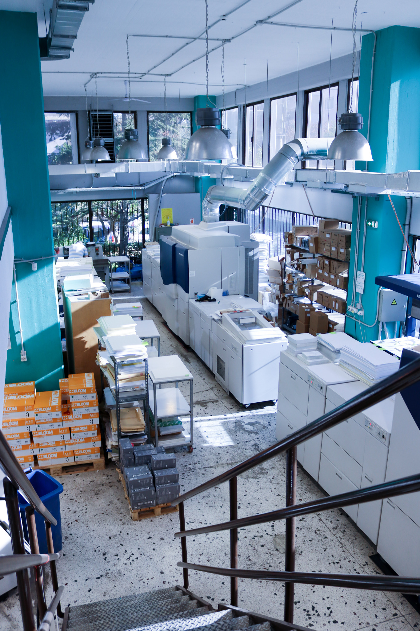 Intérieur d’un atelier d’impression avec grande machine de production